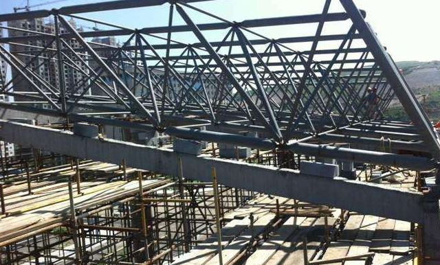 蚌埠简述网架公司的黑色压型钢板的吊装步履